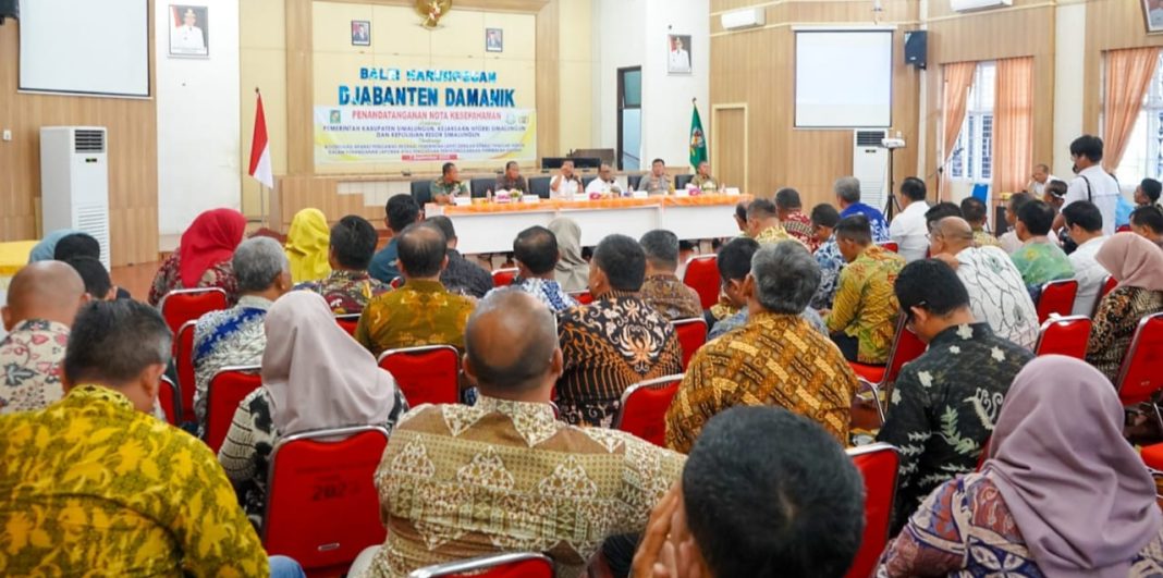Pemerintah Kabupaten Simalungun menggelar rapat koordinasi lintas sektoral membahas penanganan stunting di Balei Harungguan Djabanten Damanik, Pamatangraya, Kamis (7/9/2023).