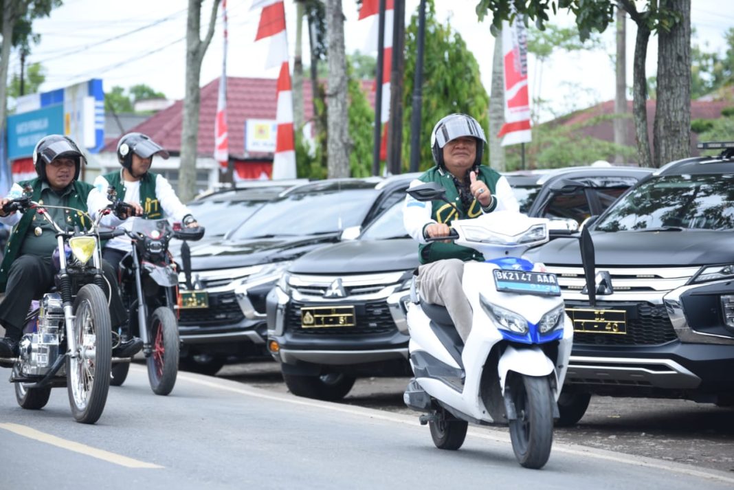 Wali Kota Padangsidimpuan Irsan Efendi Nasution di depan, sedang menguji dengan mengendarai sepeda motor listrik keliling kota Padangsidimpuan, Kamis (7/9/2023). (Dok/Kominfo Padangsidimpuan)