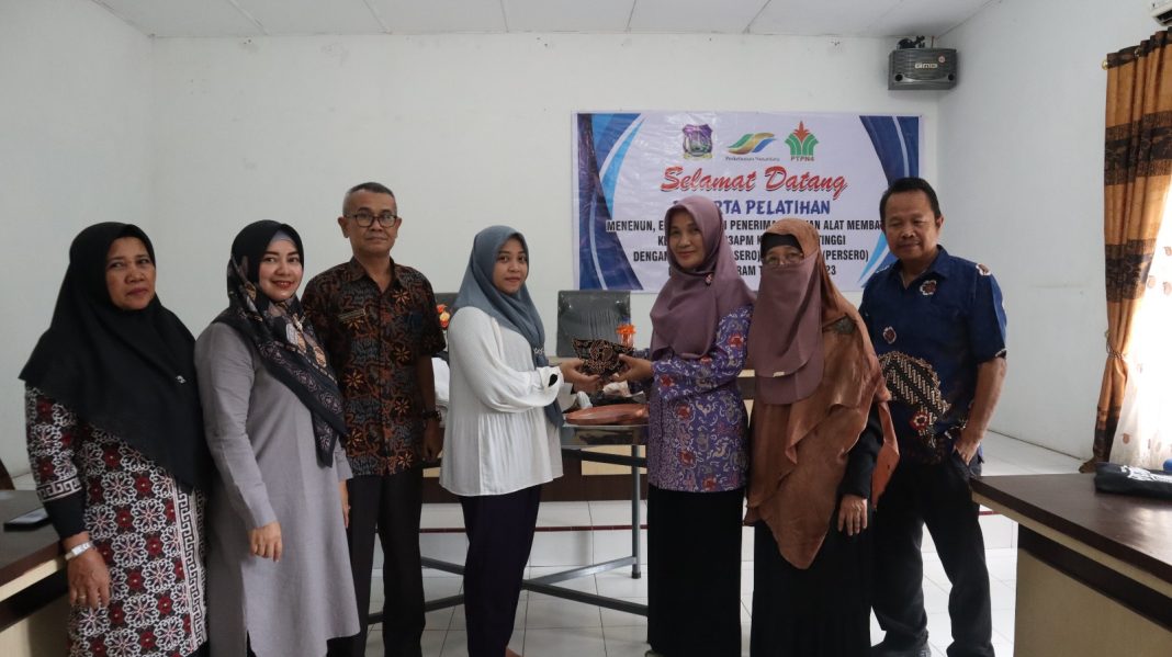 Kepala Dinas DP3APM Tebingtinggi Sri Wahyuni memberikan alat batik kepada warga yang ikut pelatihan di Aula DP3APM Tebingtinggi, Kamis (7/9/2023), (Foto Dok/Kominfo Tebingtinggi)