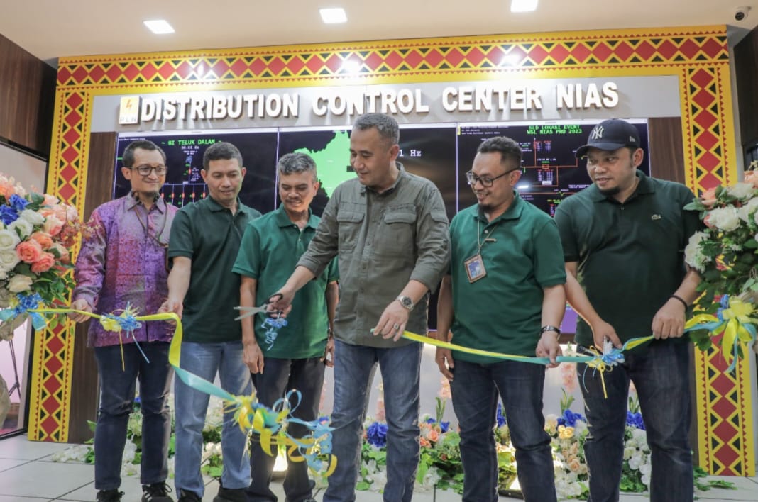 General Manager PLN Icon Plus Sumatera Bagian Utara, Ajun Muhammad Imanto, bersama Taufik Hidayat, Manager UP3 Nias, Ramses Hutajulu, dan Agung Nugraha, Fahmy Albar, Khairul Lingga secara simbolis melakukan pemotongan pita peresmian DCC di Kepulauan Nias, Kamis (7/9/2023). (Dok/PLN)