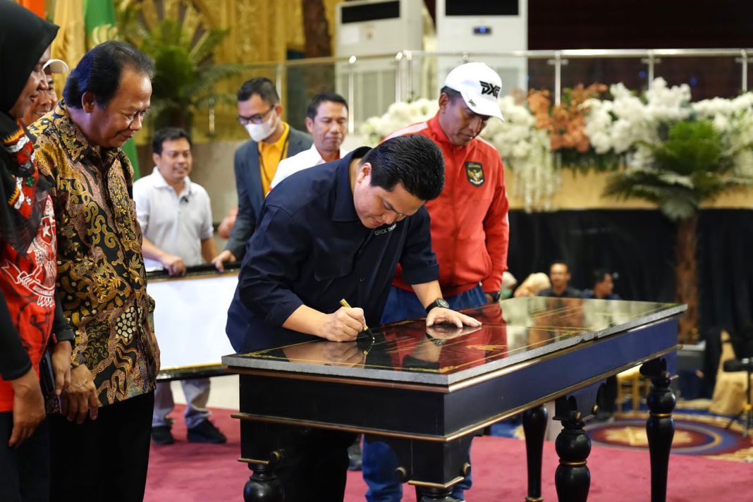 Ketua Umum PSSI Erick Thohir saat melakukan penandatanganan MoU dengan FIK UNESA dan 12 LPTK di Kampus UNESA, Surabaya, Provinsi Jawa Timur, Jumat (8/9/2023). (Dok/PSSI)