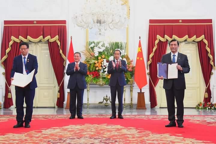 Presiden Jokowi kepada PM Li Qiang saat menggelar pertemuan bilateral di Istana Merdeka, Jakarta, Jumat (8/9/2023).