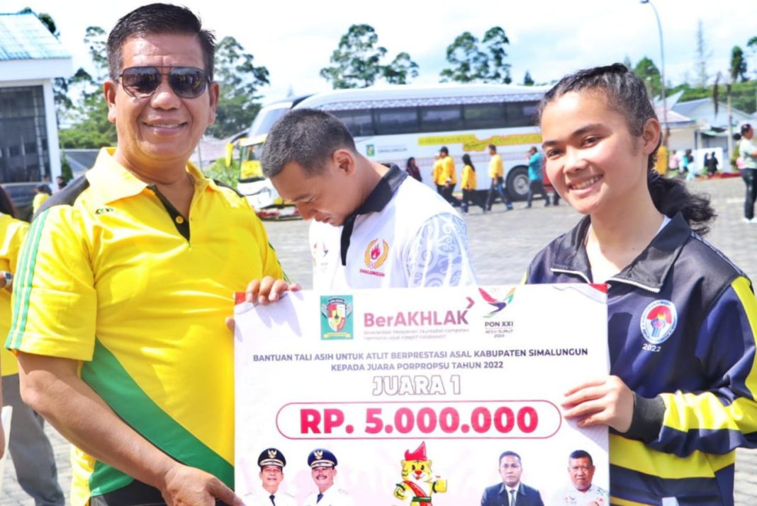 Bupati Simalungun Radiapoh Hasiholan Sinaga memberikan tali asih kepada atlet berprestasi saat peringatan Haornas ke-40, di Pamatangraya, Jumat (8/9/2023).