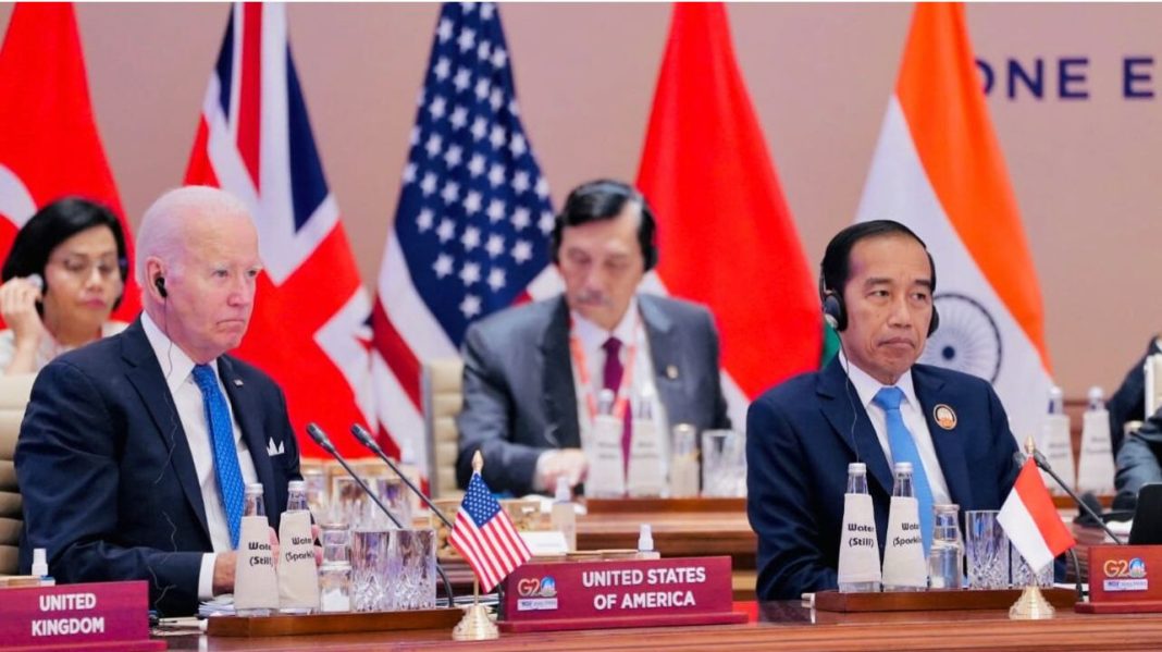 Presiden Jokowi dalam pertemuan sesi pertama KTT G20 India yang mengangkat tema “One Earth” yang digelar di Bharat Mandapam, IECC, Pragati Maidan, New Delhi, India, Sabtu (9/9/2023).