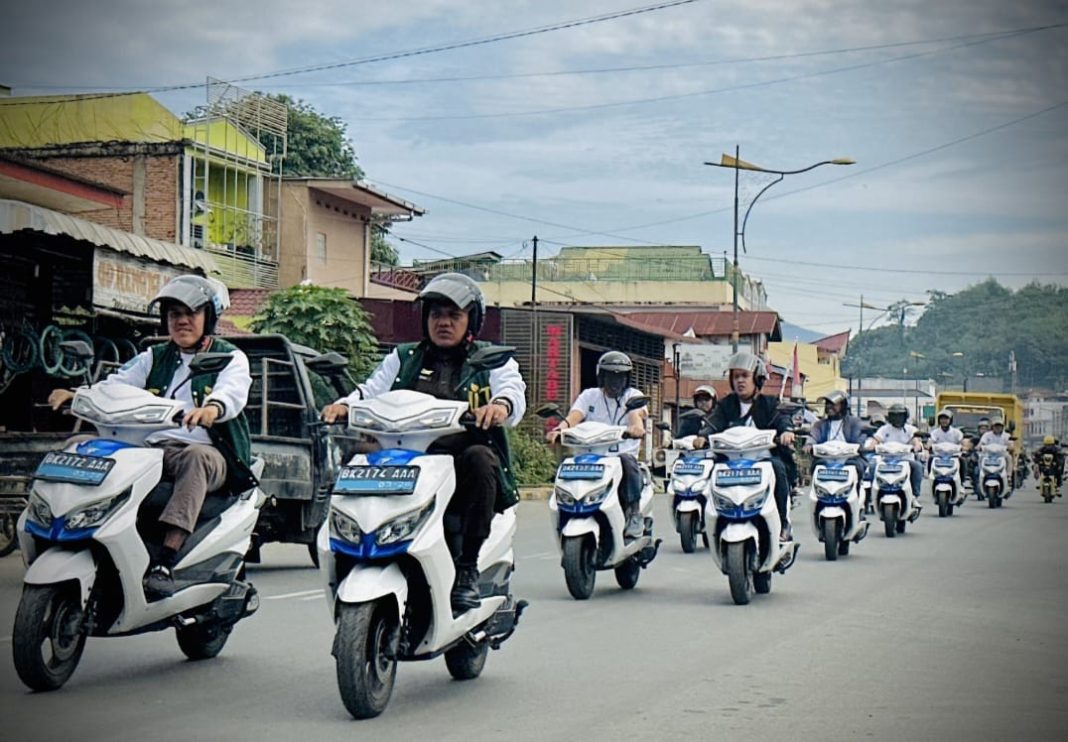 Kampanye penggunaan kendaraan listrik mengelilingi kota Padangsidimpuan bersama Forkopimda dan BUMN di Kabupaten Tapanuli Bagian Selatan, Kamis (7/9/2023). (Dok/PLN)