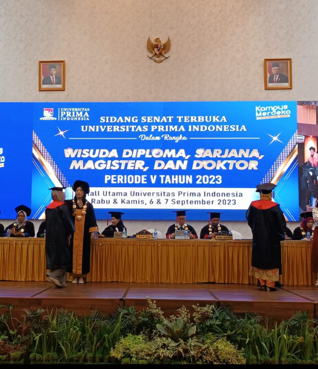 Rektor UNPRI Prof Dr Chrismis Novalinda Ginting MKes saat mewisuda lulusan UNPRI. (Foto ist)