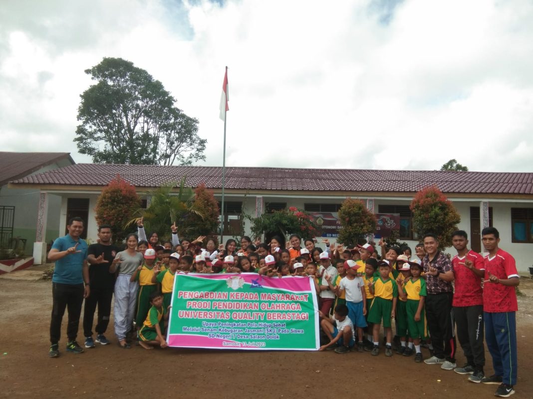 Tim pengabdian Dosen dan mahasiswa melaksanakan kegiatan senam kebugaran jasmani di Desa Salaon Dolok, Kamis (13/7/2023).