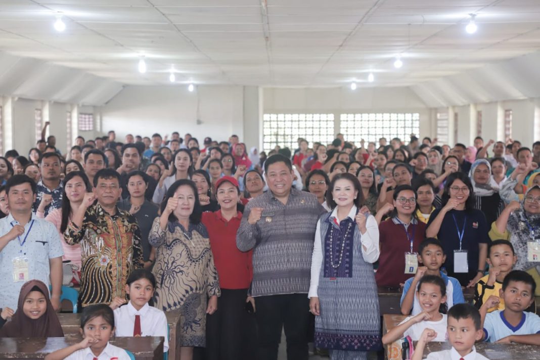 Bupati Dairi Eddy KA Berutu foto bersama dengan peserta pelatihan metode Gasing, di Sidikalang, Jumat (8/9/2023). (Dok/Kominfo Dairi)