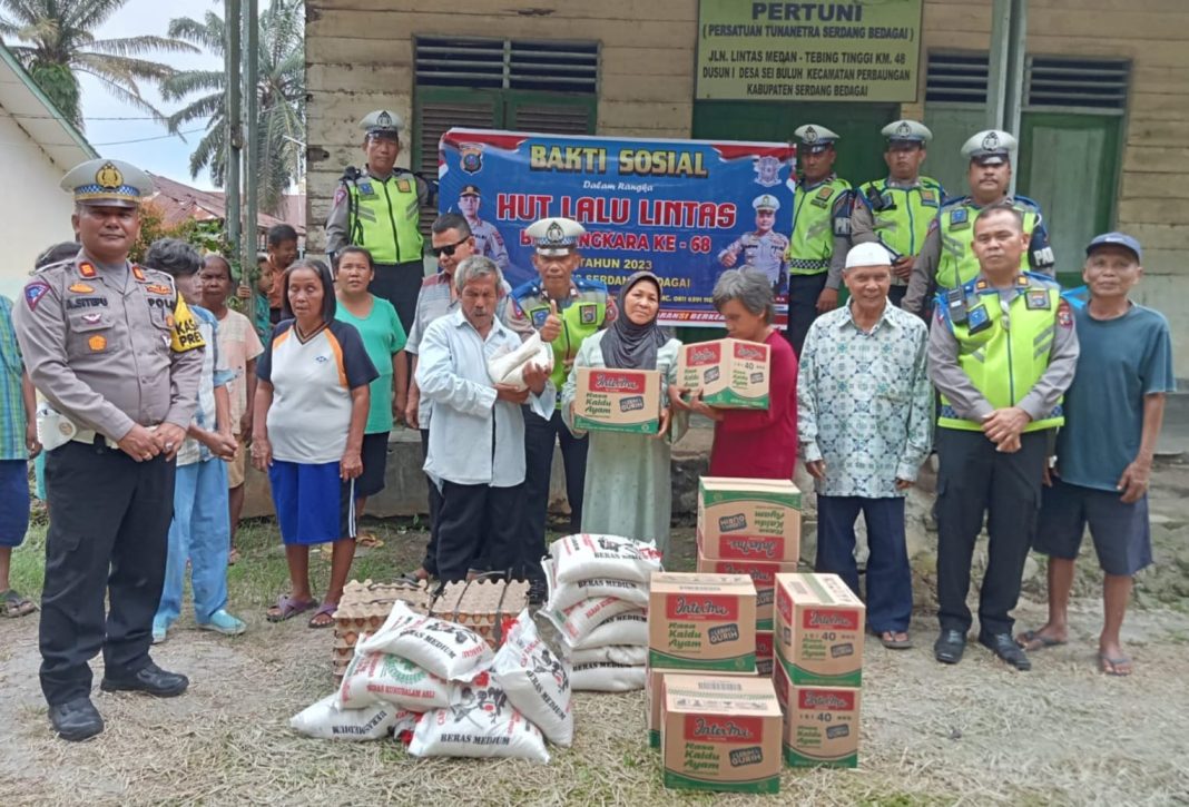 Kasat Pantas Polres Sergai AKP Andita Sitepu beserta jajaran memberikan bantuan untuk penghuni panti saat menggelar Baksos di Panti Asuhan Tunanetra, Desa Seibuluh, Kecamatan Perbaungan, Sabtu (9/9/2023). (Dok/Humas Polres Sergai)