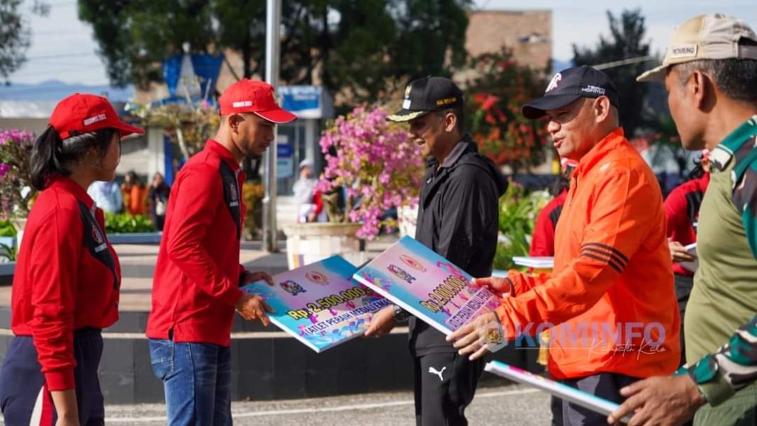 Wakil Bupati Karo Theopilus Ginting memberikan tali asih kepada insan olahraga berprestasi pada Peringatan Haornas di Kabupaten Karo, Sabtu (9/9/2023). (Dok/Kominfo Karo)