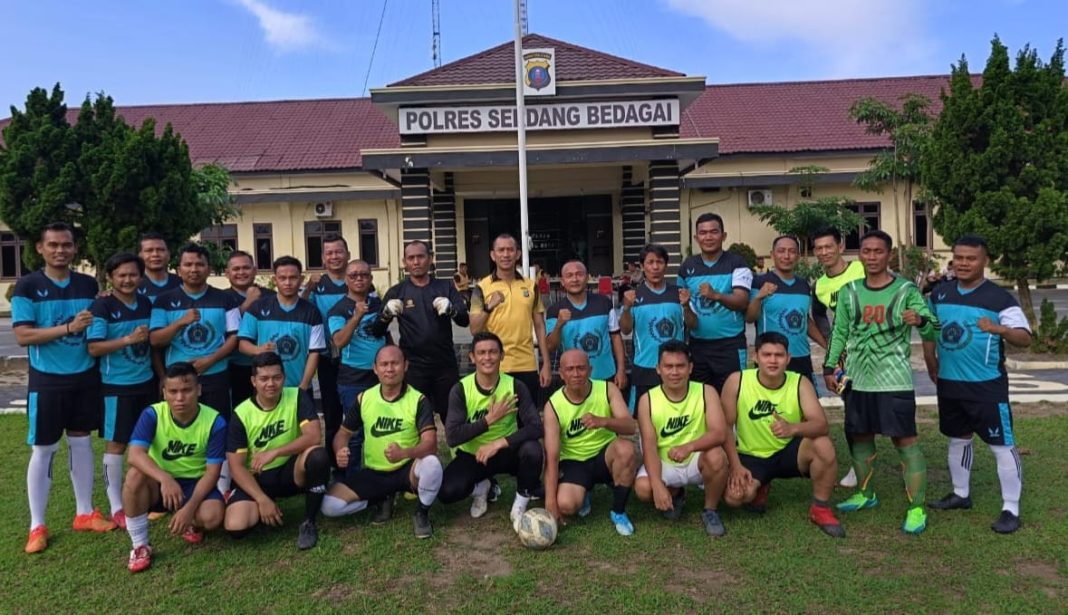 Kapolres Sergai AKBP Oxy Yudha Pratesta dan Ketua PWI Sergai Edi Sahputra diabadikan bersama tim Polres dan Tim PWI sesaat sebelum pertandingan dimulai, Sabtu (9/9/2023). (Dok/PWI Sergai)