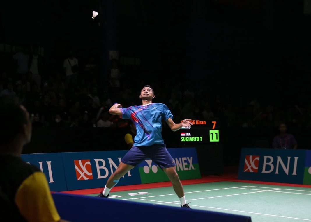 Tunggal Putra Indonesia Tommy Sugiarto beraksi saat melawan wakil India, Kiran George di GOR PBSI Sumut, Sabtu (9/9/2023). Tommy kalah dengan skor 21-23, 21-16, 8-21. (Dok/Badminton Indonesia)