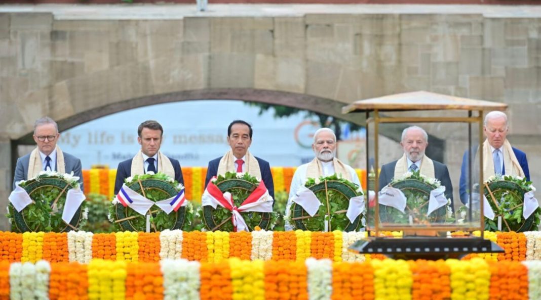 Kunjungan Presiden Jokowi bersama para pemimpin negara lainnya untuk memberikan penghormatan kepada Mahatma Gandhi, di Rajghat, New Delhi, India, Minggu (10/9/2023).