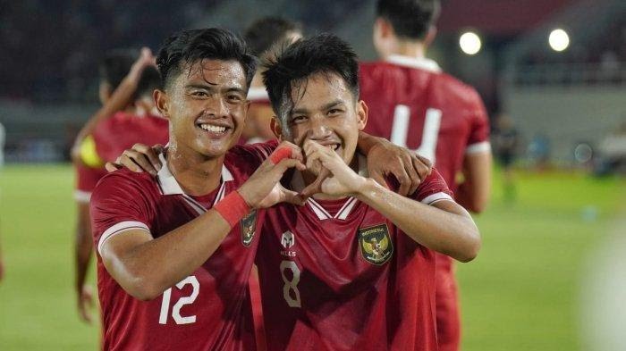 Selebrasi pesepak bola Timnas Indonesia, Witan Sulaeman memeluk Pratama Arhan setelah mencetak gol ke gawang China Taipei dalam ajang kualifikasi Piala Asia U23 2024 di Stadion Manahan, Solo, Sabtu (9/9/2023) malam.