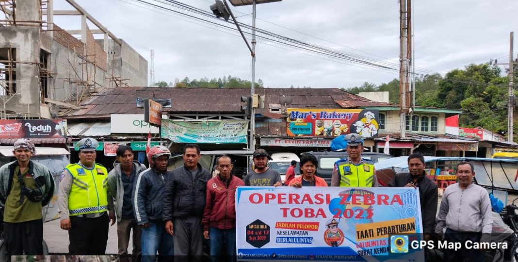 Petugas Operasi Zebra Toba 2023 dari Polres Taput memberikan sosialisasi kepada masyarakat. (Dok/Humas Polres Taput)