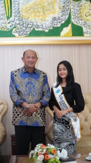 Plt Bupati Langkat H Syah Afandin SH menerima kedatangan Haga Natasyah Ndraha (17) finalis Putri Kebudayaan Nusantara, bertempat Rumah Dinas Bupati Langkat, Kamis (7/9/2023). (Dok/Kominfo Langkat)