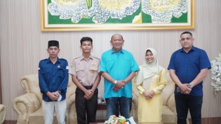 Plt Bupati Langkat H Syah Afandin SH menerima kunjungan dua orang siswa MAN 1 Langkat dan SMAN 1 Stabat, di Rumah Dinas Bupati Langkat, Stabat, Jumat (8/9/2023). (Dok/Kominfo Langkat)