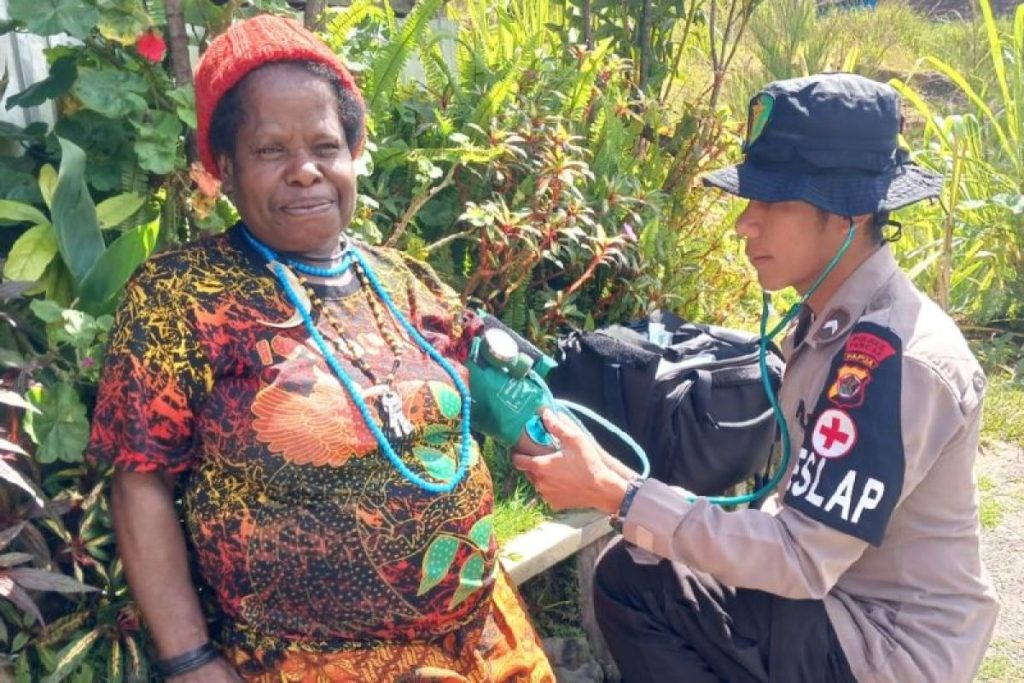 Tim Kesehatan Polri yang tergabung dalam Satgas Rasaka Cartenz 2023 telah memberikan pelayanan kesehatan gratis kepada masyarakat di Kampung Kago, Kabupaten Puncak, Papua Tengah. (Dok/Humas Polri)