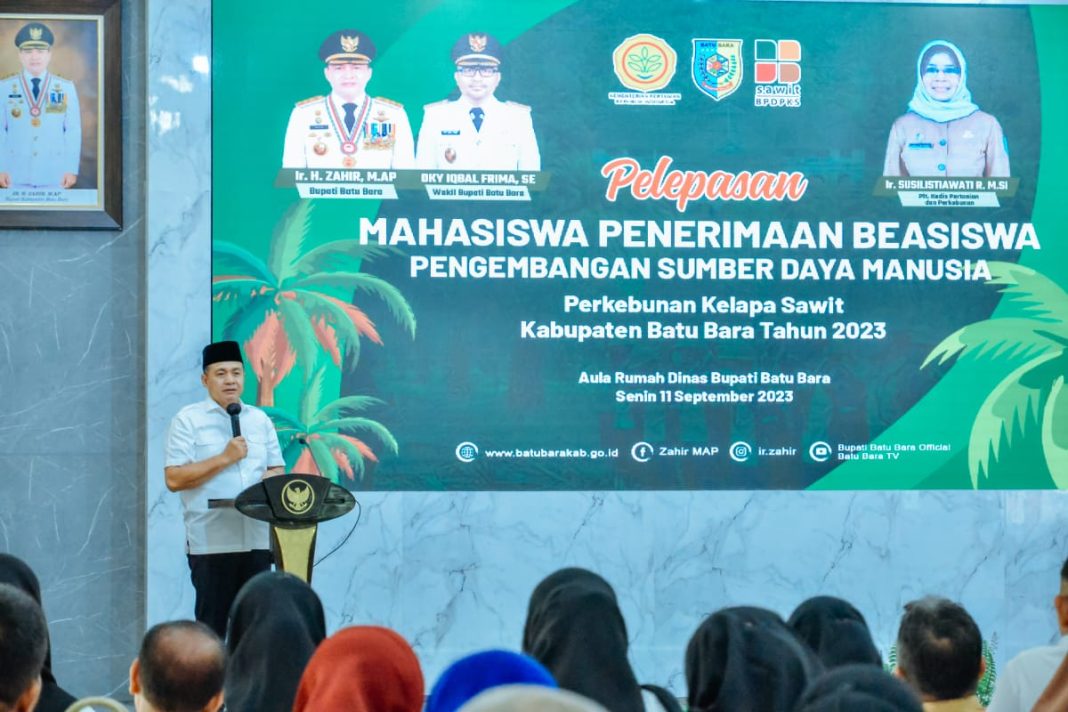 Bupati Batubara Ir H Zahir MAP memberi kata sambutan sebelum melepas 14 mahasiswa/i penerima beasiswa BPDPKS tahun 2023 di Aula Rumah Dinas Bupati, Komplek Inalum, Tanjung Gading, Kecamatan Sei Suka, Senin (11/9/2023). (Dok/Kominfo Batubara)