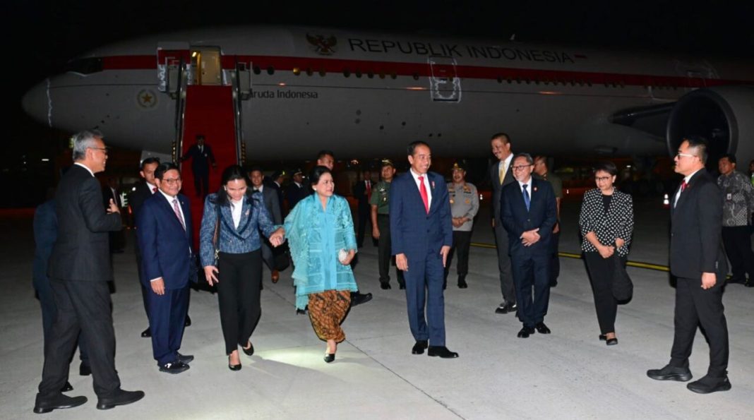 Pesawat Garuda Indonesia-1 yang membawa Presiden Jokowi beserta rombongan mendarat di Bandar Udara Internasional Soekarno-Hatta, Tangerang, Banten, Minggu (10/9/2023), sekitar pukul 23.00 WIB.