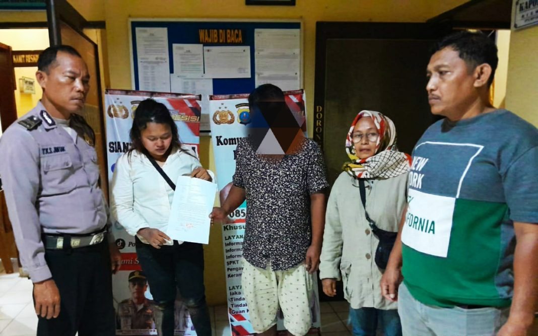 Terduga pelaku penganiayaan inisial EP foto bersama setelah dimaafkan korbannya dan sepakat melakukan perdamaian (problem solving) di Polsek Siantar Martoba, Senin (11/9/2023). (Dok/Humas Polres Pematangsiantar)