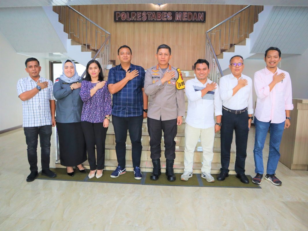 Kapolrestabes Medan Kombes Pol Valentino Alfa Tatareda SH SIK foto bersama dengan Ketua Bawaslu Kota Medan David Reynold dan jajaran di Mapolrestabes, Senin (11/9/2023). (Dok/Polrestabes Medan)