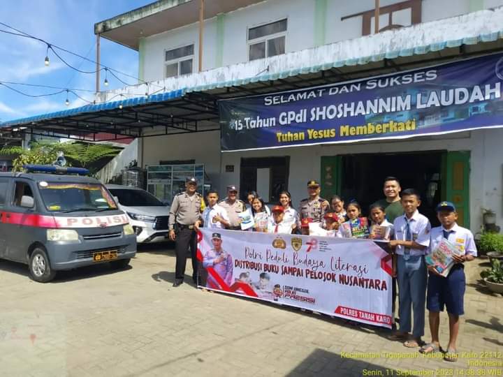 Sat Binmas Polres Tanah Karo dipimpin Ps Kasat Binmas Ipda Alexander Surabakti bersama anggota foto bersama usai pembagian buku ke Yayasan Panti Asuhan Bunga Bakung, Senin (11/9/2023). (Dok/Humas Polres Tanah Karo)