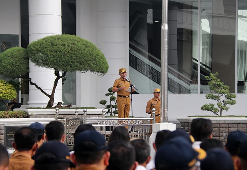 Pj Gubernur Sumut Hassanudin memimpin Apel Pagi di Halaman Kantor Gubernur Sumut, Jalan Pangeran Diponegoro, Nomor 30 Medan, Senin (11/9/2023). (Dok/Kominfo Sumut)