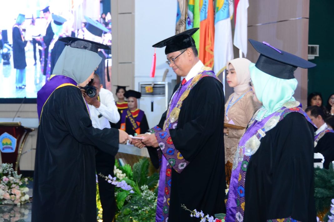 Direktur Politeknik Negeri Medan Abdul Rahman SE Ak MSi saat mewisuda seorang lulusan Polmed di Medan, Selasa (12/9/2023).