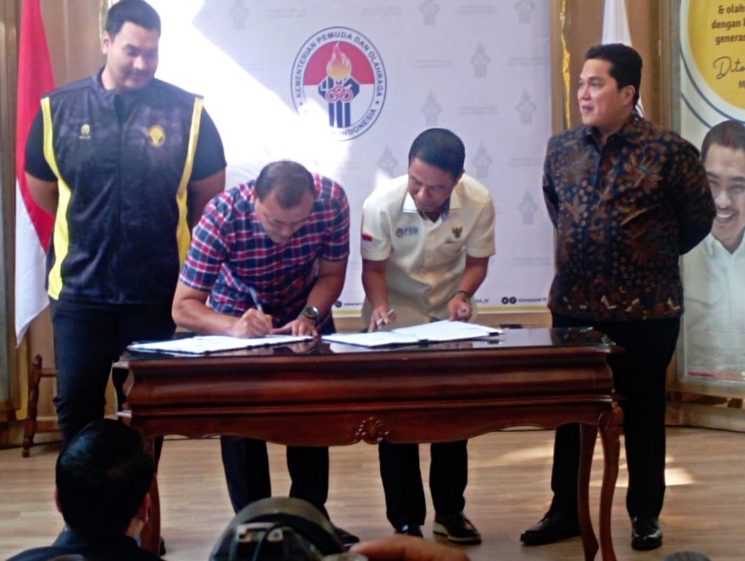 Ketua Umum PSSI Erick Thohir seusai bersama Menpora Dito Ariotedjo menyaksikan penandatangan PKS tersebut di Media Center, Kemenpora, Jakarta, Selasa (11/9/2023). (Dok/PSSI)