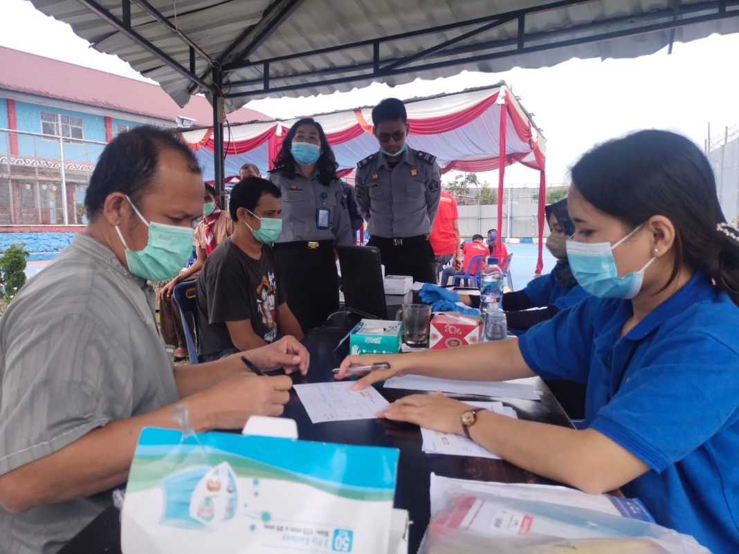 Para warga binaan di Lapas Narkotika Kelas IIA Pematangsiantar yang akan melakukan pemeriksaan paru-paru terlebih dahulu didata oleh petugas sebelum masuk ke ruang foto saat didampingi dokter Lapas dr Siti Maria Gultom dan staf Fauzi sebelum dilakukan pemeriksaan, Selasa (12/9/2023).