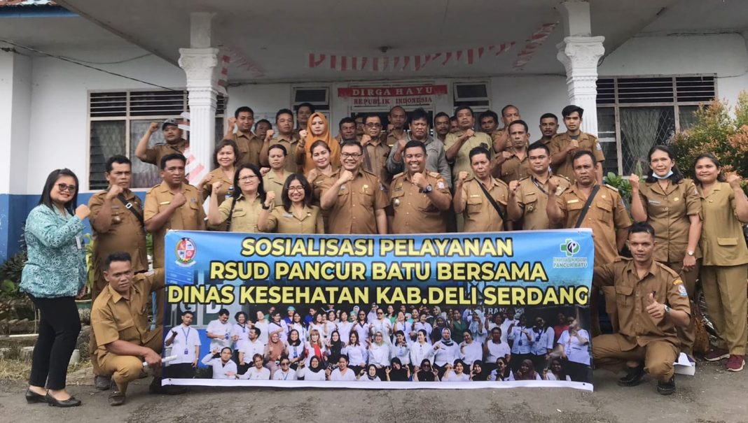 Kepala Dinas Kesehatan Deliserdang dr Asri Ludin foto bersama dengan Camat Sibolangit Hesron T Girsang dan KUPT RSUD Pancurbatu dr Herlina Sembiring serta lainnya usai acara sosialisasi di Sibolangit, Senin (11/9/2023). (Dok/Dinkes Deliserdang)