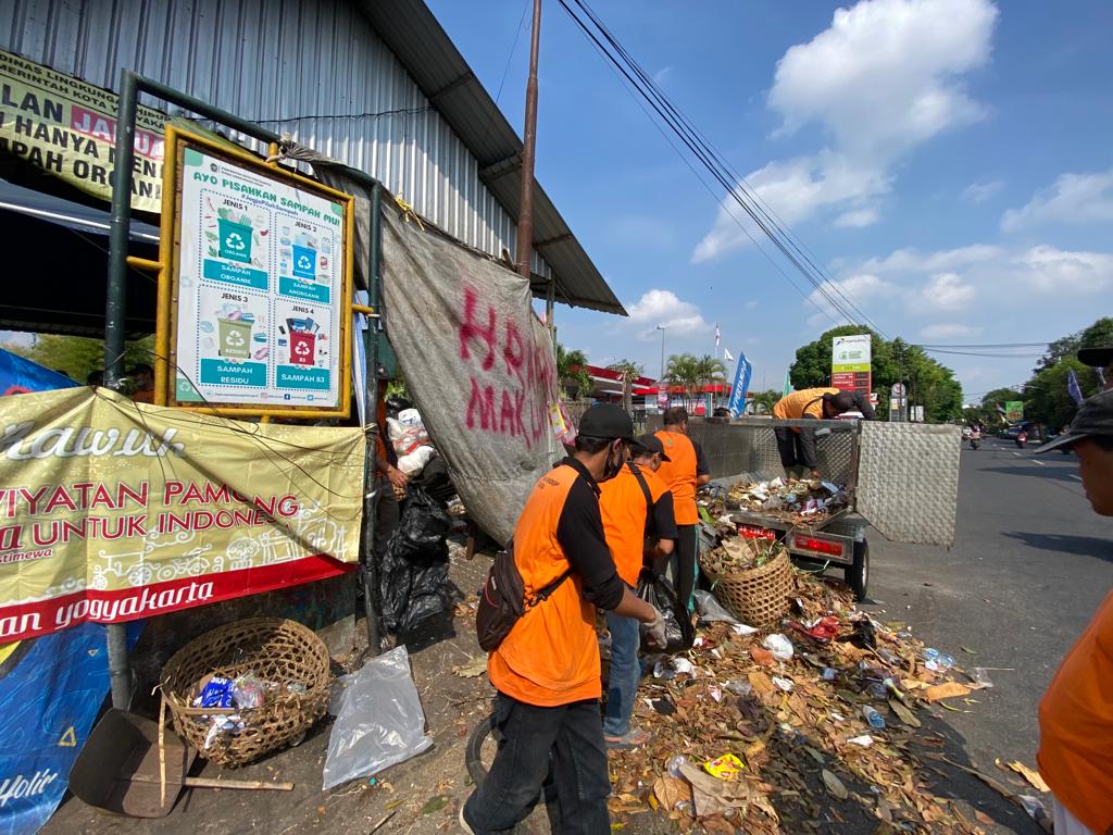 Petugas dari DLH Kota Yogyakarta saat membersihkan sampah yang ada di Depo Sampah Argolubang. (Dok/Kominfo Yogyakarta)