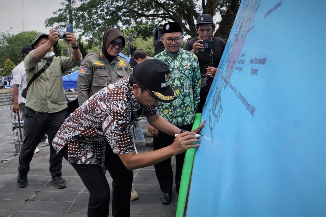 Pj Wali Kota Yogyakarta Singgih Raharjo menandatangani komitmen Sekolah Panca Tertib, Selasa (12/9/2023). (Dok/Kominfo Yogyakarta)