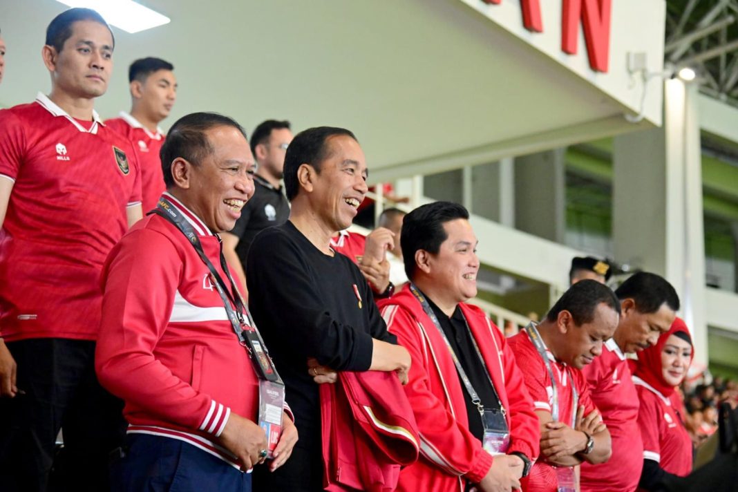 Presiden Jokowi didampingi pengurus PSSI menonton langsung Timnas Indonesia U-23 membungkam Timnas Turkmenistan U-23 2-0 pada babak Kualifikasi Piala Asia U-23 Grup K di Stadion Manahan, Surakarta, Jawa Tengah, Selasa (12/9/2023) malam. (Dok/PSSI)