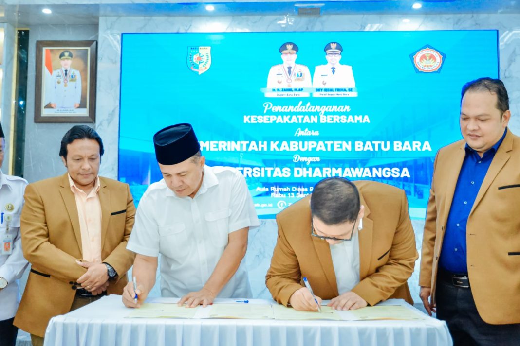 Pemerintah Kabupaten Batubara melakukan kerjasama dengan Universitas Dharmawangsa yang ditandai dengan penandatanganan nota kesepahaman di Aula Rumah Dinas Bupati, Komplek Inalum, Tanjung Gading, Kecamatan Sei Suka, Rabu (13/9/2023). (Dok/Kominfo Batubara)