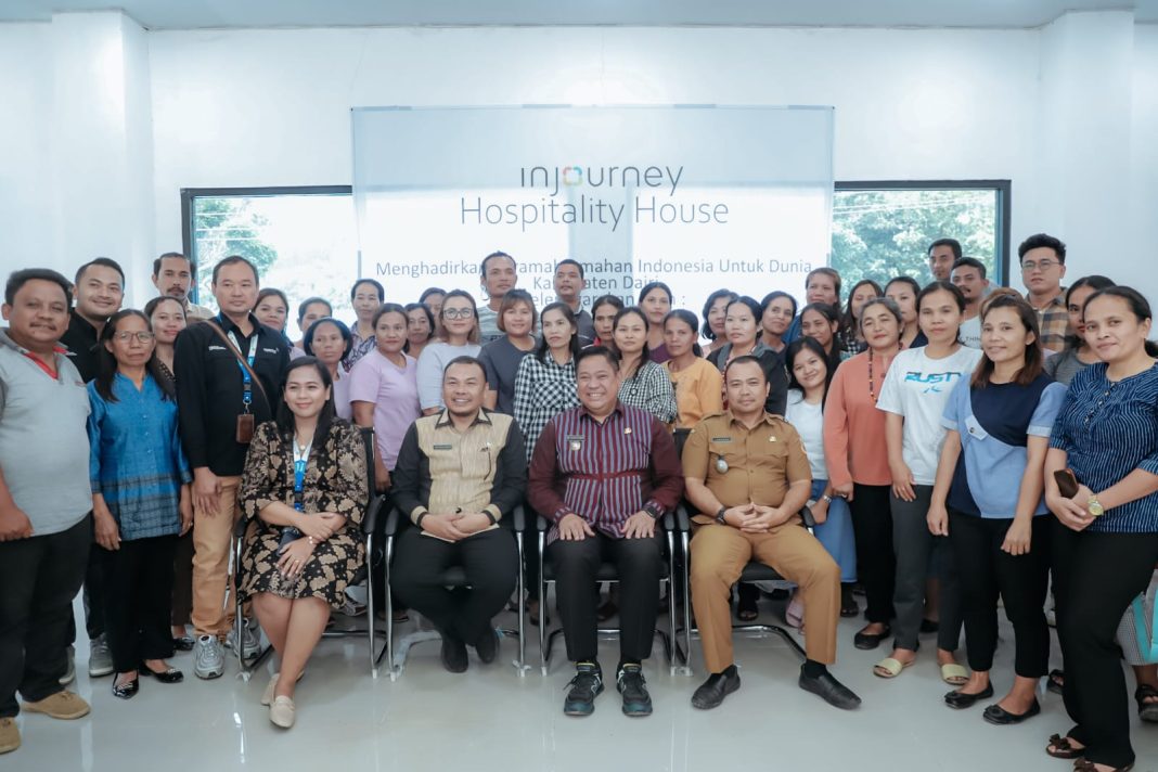 Bupati Dairi Eddy KA Berutu foto bersama dengan penyelenggaran pelatihan mindset hospitality dan peserta, di Pusat Tenun Ulos Silahisabungan, Selasa (12/9/2023). (Dok/Kominfo Dairi)