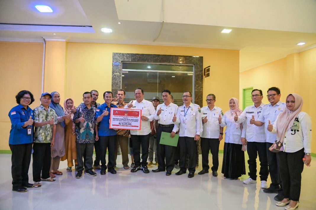 Wali Kota Padangsidimpuan Irsan Efendi Nasution SH MM (tengah) foto bersama dengan petugas dari Sentral Insyaf Medan dan Kepala Dinas Kesehatan Padangsidimpuan serta Kepala Dinas Sosial di kantor Wali Kota, Rabu (13/9/2023). (Dok/Kominfo Padangsidimpuan)