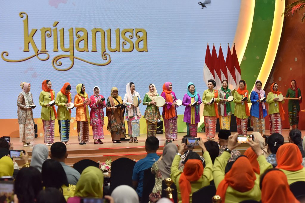 Ibu Iriana Joko Widodo, Ibu Hani Pramono Anung, dan para anggota OASE KIM pada pembukaan Kriyanusa Pameran Kerajinan Nusantara Tahun 2023 di JCC, Jakarta, Rabu (13/9/2023). (Dok/Humas Setkab)