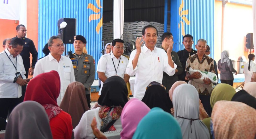 Presiden Jokowi kembali menyalurkan bantuan pangan berupa beras kepada para KPM di Gudang Bulog Purwasari, Kabupaten Karawang, Provinsi Jawa Barat, Kamis (14/9/2023).