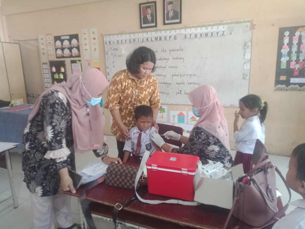 Paramedis Puskesmas Mayor Umar Damanik memberikan imunisasi MR dan HPV kepada siswa SDN 137698 Tanjungbalai, Kamis (14/9/2023) pagi di ruangan kelas.