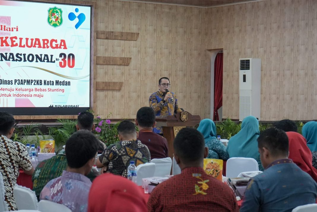 Wakil Wali Kota Medan H Aulia Rachman memberikan kata sambutan dalam Peringatan Harganas ke-30 Kota Medan di Gedung Serbaguna PKK Kota Medan, Kamis (14/9/2023). (Dok/Kominfo Medan)