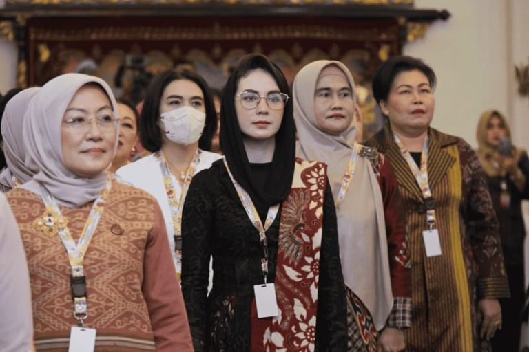 Ketua Dekranasda Jawa Timur Arumi Bachsin Dardak saat mengikuti Rakornas Dekranas di Jakarta, Selasa, (12/9/2023). (Dok/Kominfo Jawa Timur)