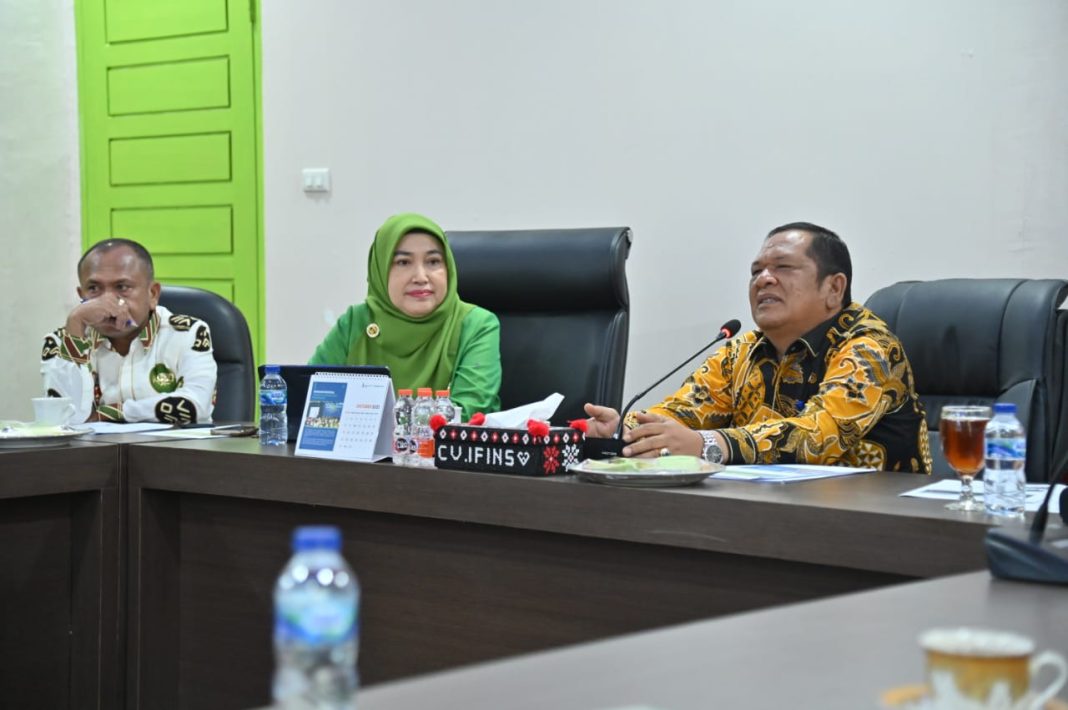 Wali Kota Padangsidimpuan Irsan Efendi Nasution SH MM ketika menerima kunjungan Kepala BPS Padangsidimpuan di ruang kerjanya, Kamis (14/9/2023). (Dok/Kominfo Padangsidimpuan)