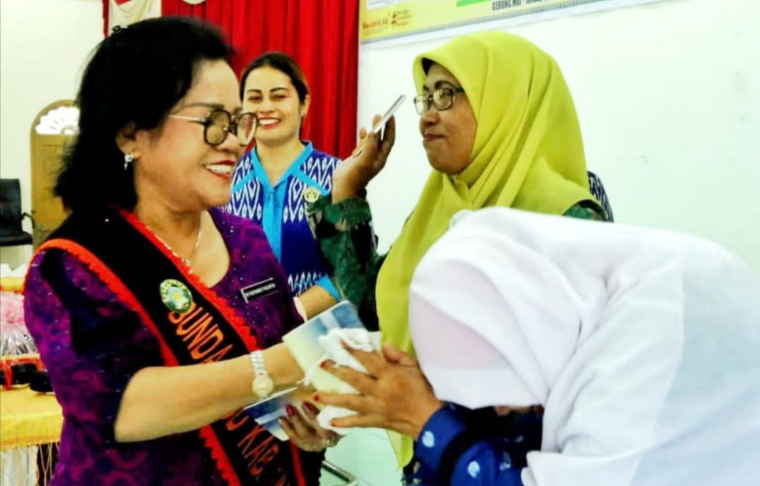 Bunda PAUD Simalungun Ratnawati Sidabutar menyerahkan dana insentif kepada guru PAUD di Gedung MUI, Jalan Asahan, Kabupaten Simalungun, Jumat (15/9/2023). (Dok/Kominfo Simalungun)