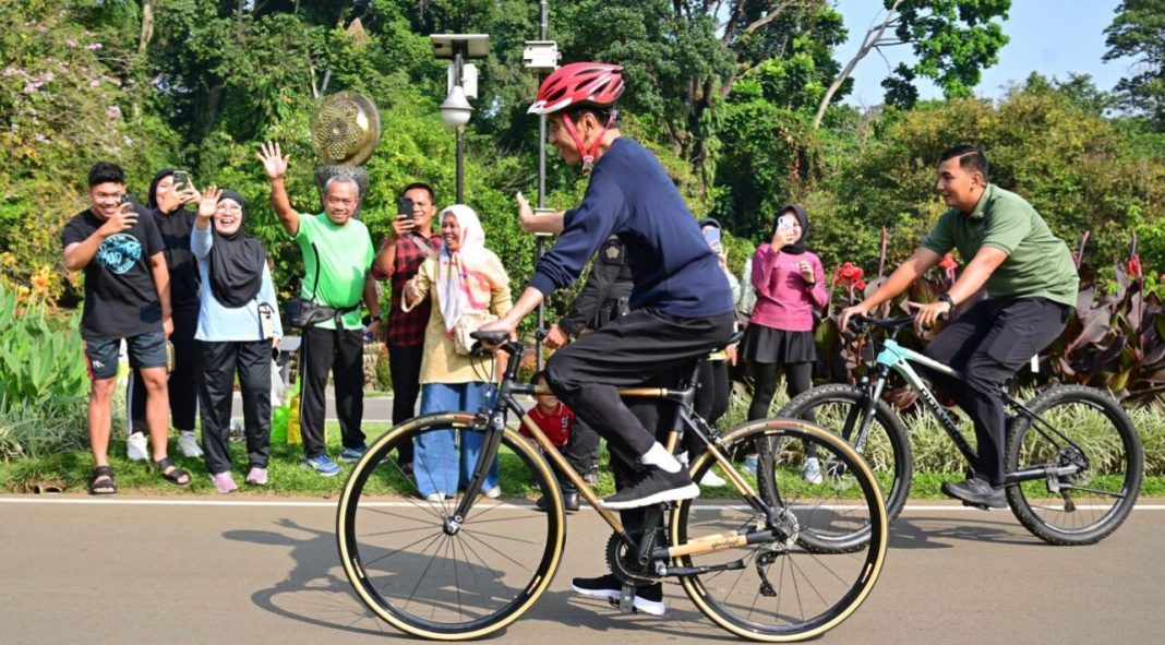 Presiden Jokowi memanfaatkan libur akhir pekan dengan bersepeda keliling Kebun Raya Bogor, Provinsi Jawa Barat, Minggu (17/9/2023).