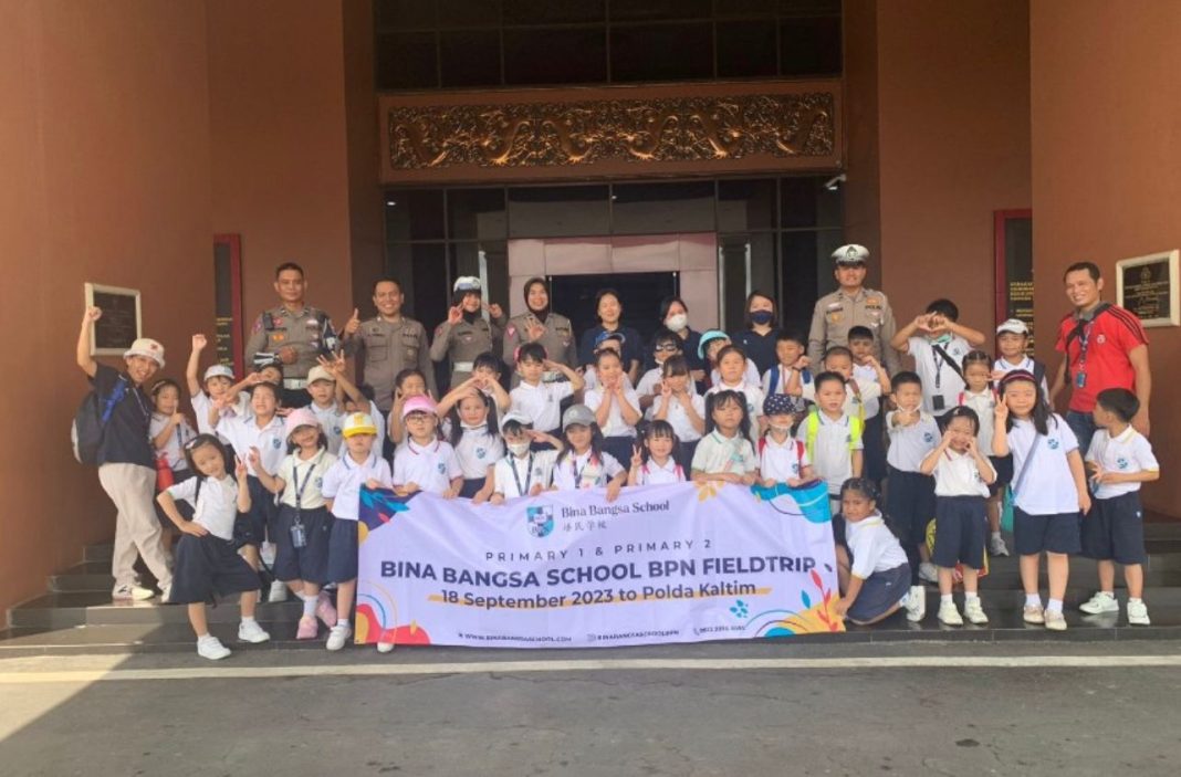 Direktorat Lalu Lintas Polda Kaltim menerima kunjungan anak-anak didampingi para guru dari SD Bina Bangsa School, bertempat di Mapolda Kaltim, Senin (18/9/2023).