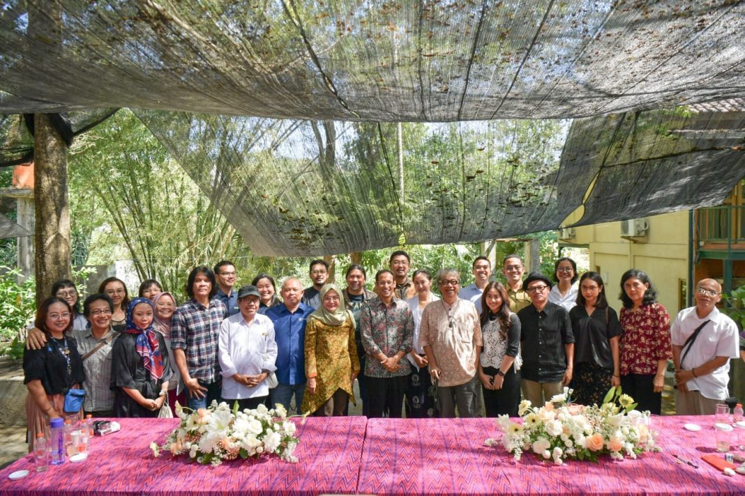 Mendikbudristek RI Nadiem Anwar Makarim foto bersama dengan lainnya usai menyambangi Padepokan Seni Bagong Kussudiardja dalam rangka kunjungan kerja. (Dok/Kemendikbudristek RI)