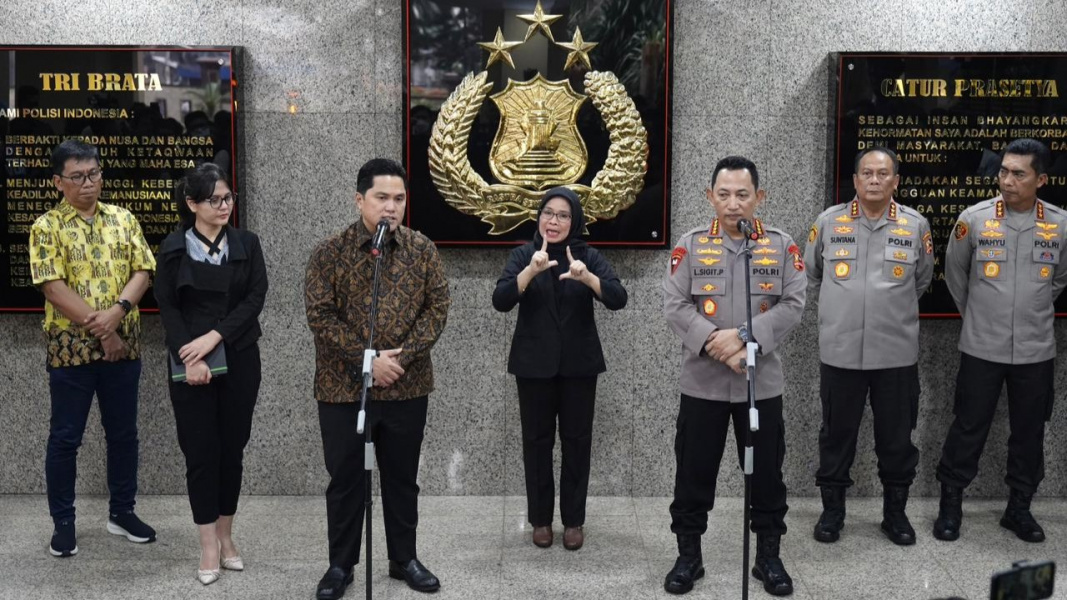 Ketua Umum PSSI Erick Thohir memberikan keterangan pers seusai audiensi dengan Kapolri Jenderal Polisi Listyo Sigit Prabowo di Gedung Mabes Polri, Jakarta, Selasa (19/9/2023). (Dok/PSSI)