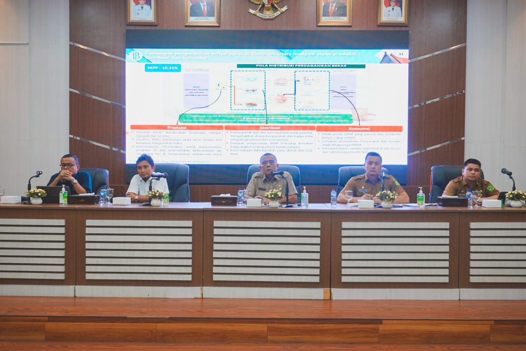 Rapat koordinasi dipimpin Asisten Ekonomi Pembangunan Setdako Medan H Agus Suriyono di Ruang Rapat III Kantor Wali Kota, Selasa (19/9/2023). (Dok/Kominfo Medan)